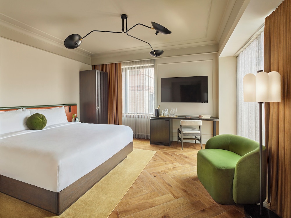 DELUXE, KING BED