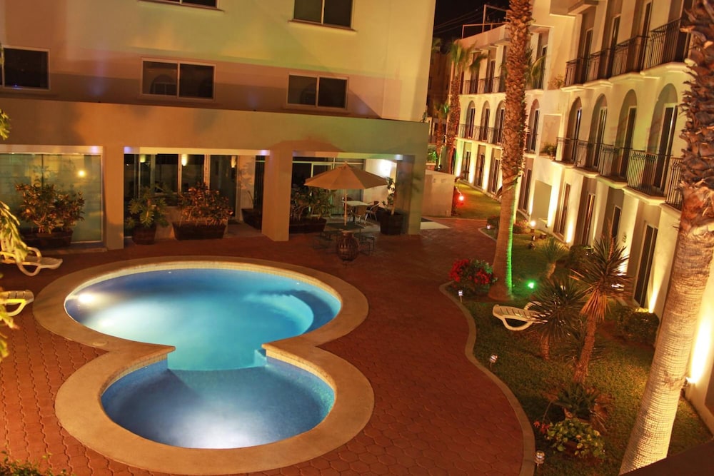 Seven Crown Express & Suites by Kavia 45/50