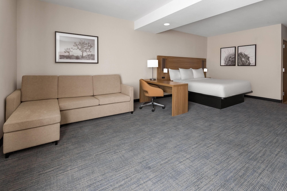 La Quinta Inn & Suites by Wyndham Phoenix near State Farm St 27/48