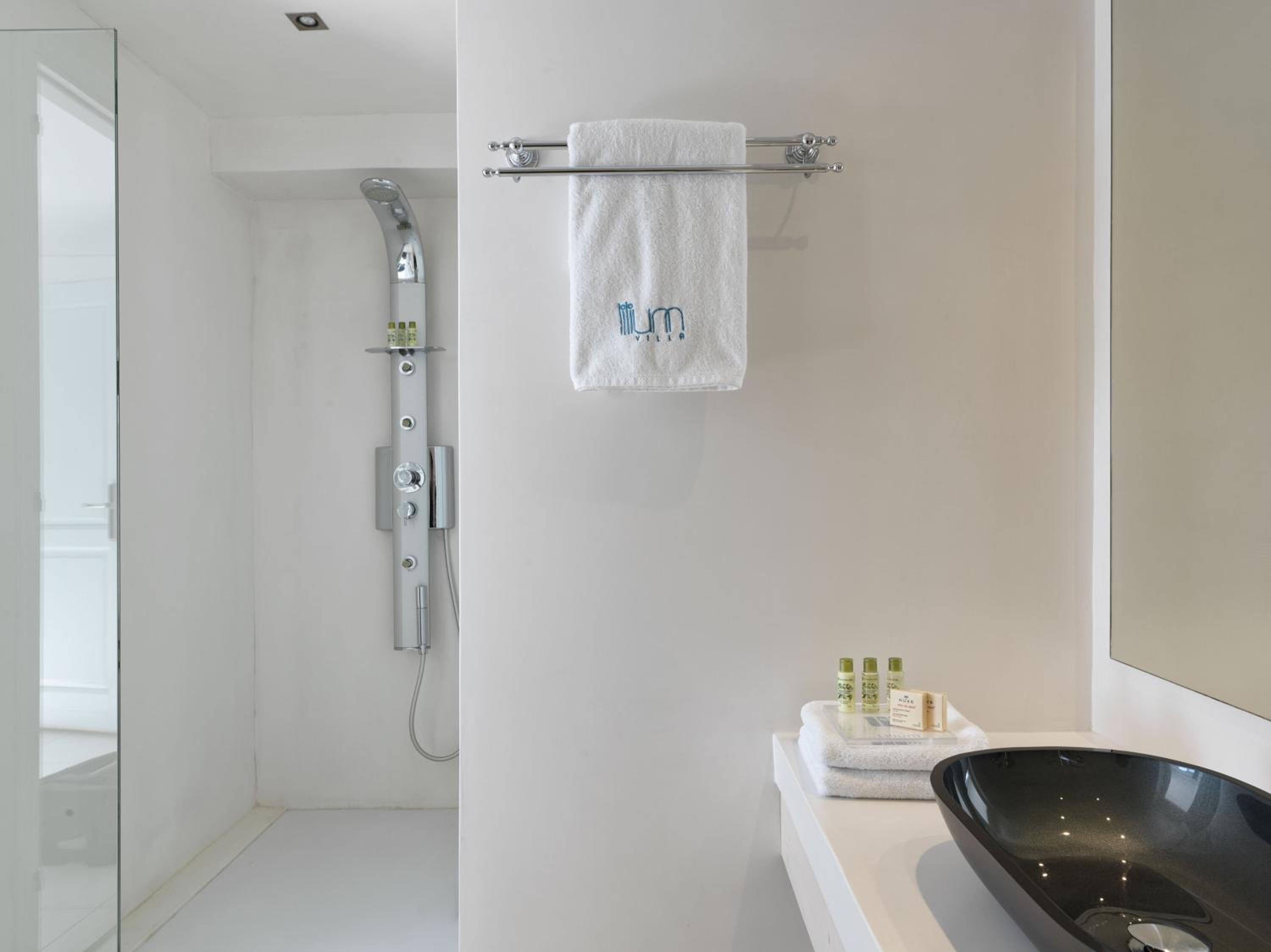 Superior, Double Bed, Caldera View, Hot Tub، Lilium Hotel Santorini 5/9