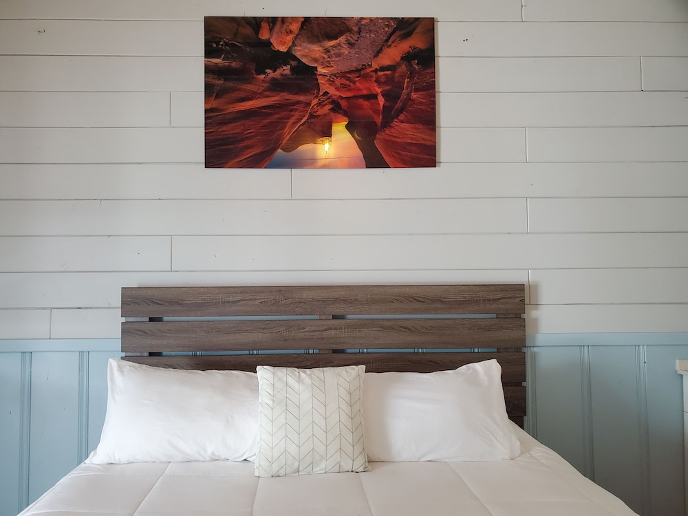 Hollywood Gardens Inn and Suites 7/16