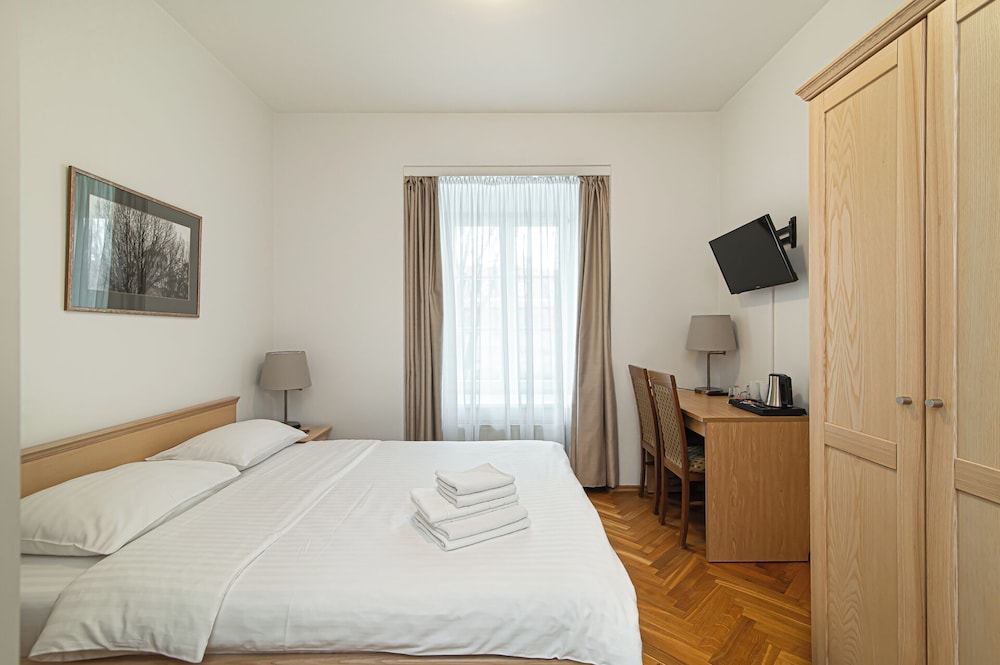 ROOM, DOUBLE OR TWIN BED