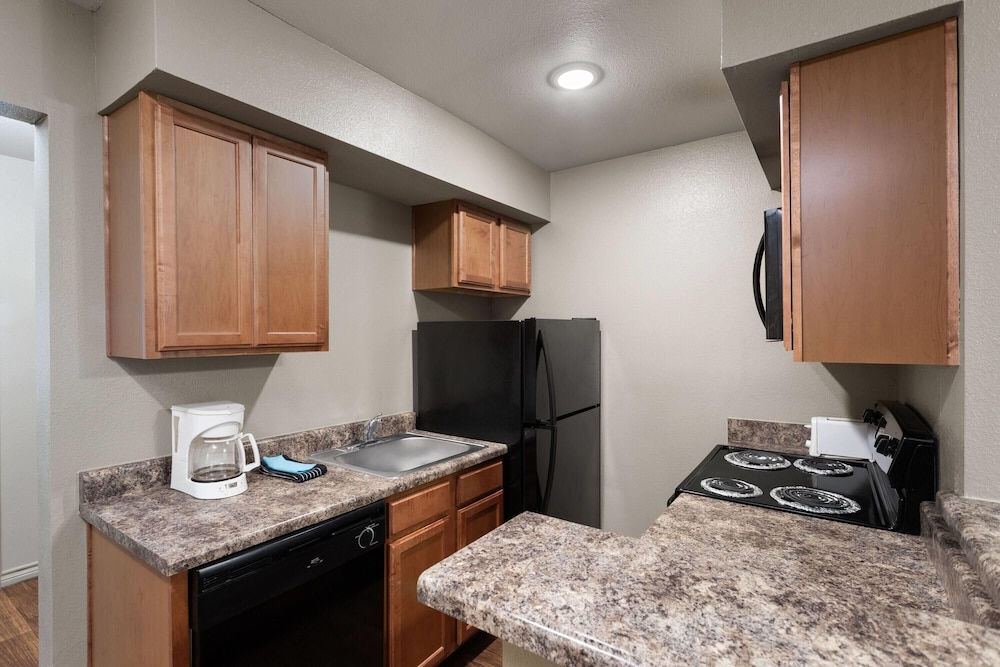 Eagles Den Suites Big Spring a Travelodge by Wyndham 26/34