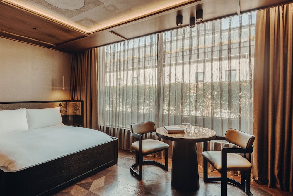 Skyline, King Bed