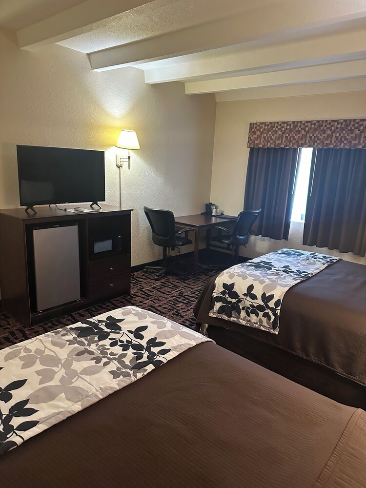 غرفة قياسية بسريرين كوين، Rodeway Inn Zanesville OH 4/7
