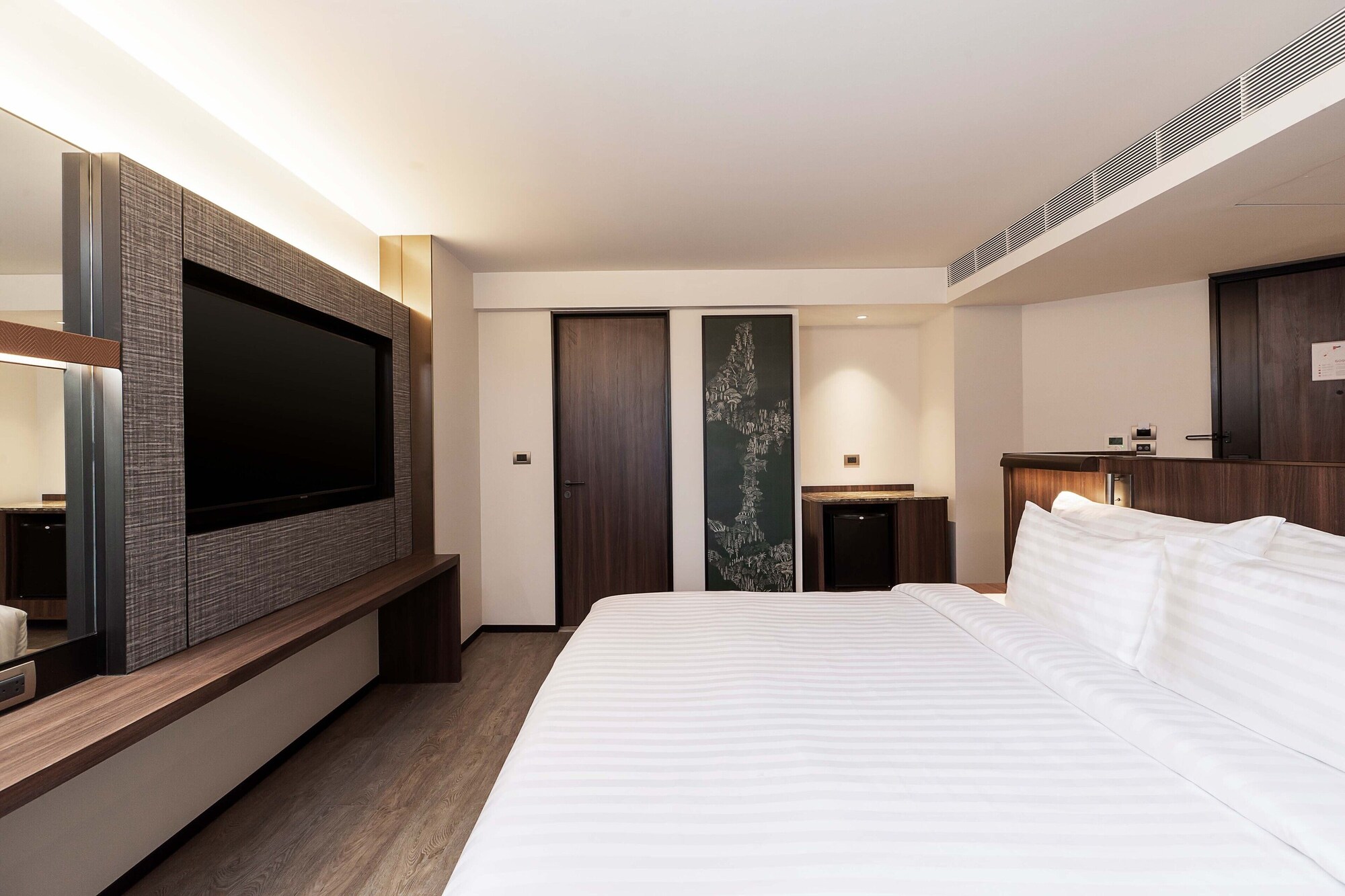 DELUXE, KING BED, POOL VIEW
