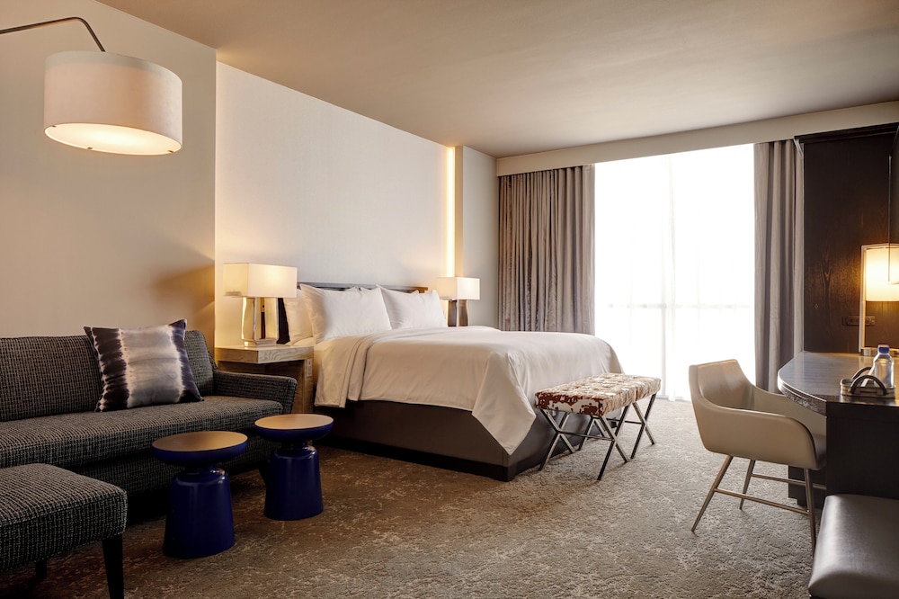 SUITE, KING BED