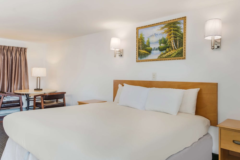 Americas Best Value Inn Suites Hyannis Cape Cod 20/42