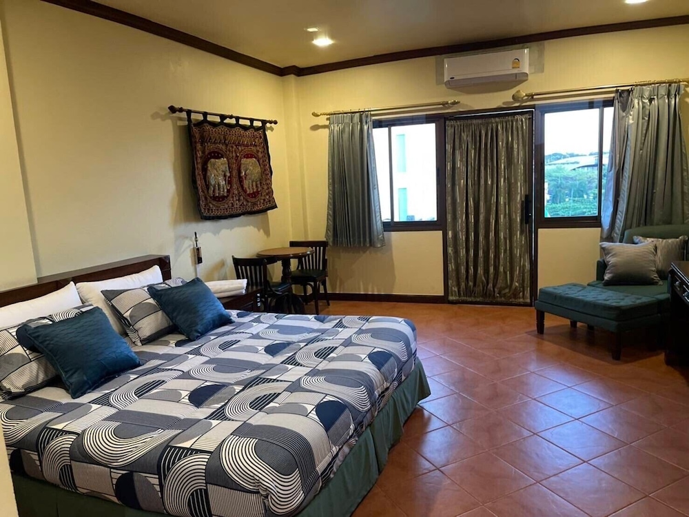 SUPERIOR, KING BED, CITY VIEW, BALCONY
