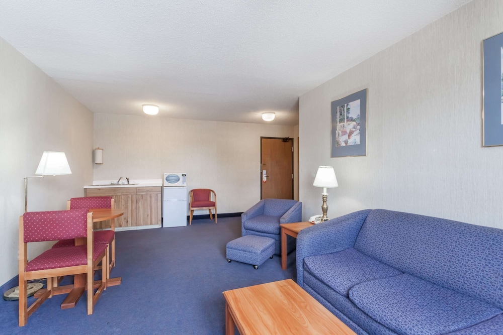 Super 8 by Wyndham Sidney NY 19/30