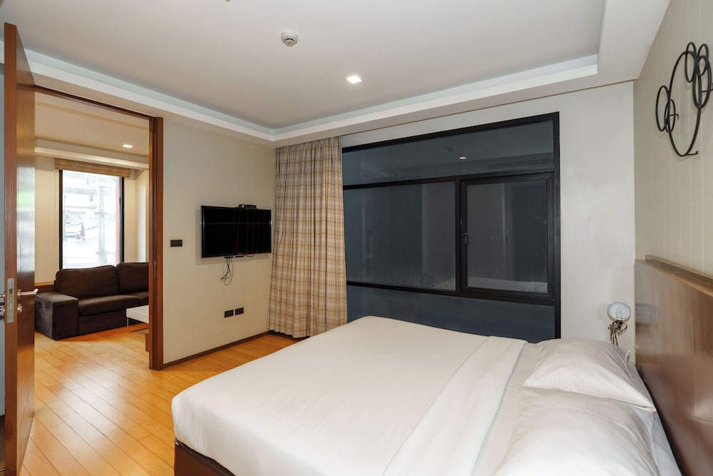 1 BEDROOM, SUITE