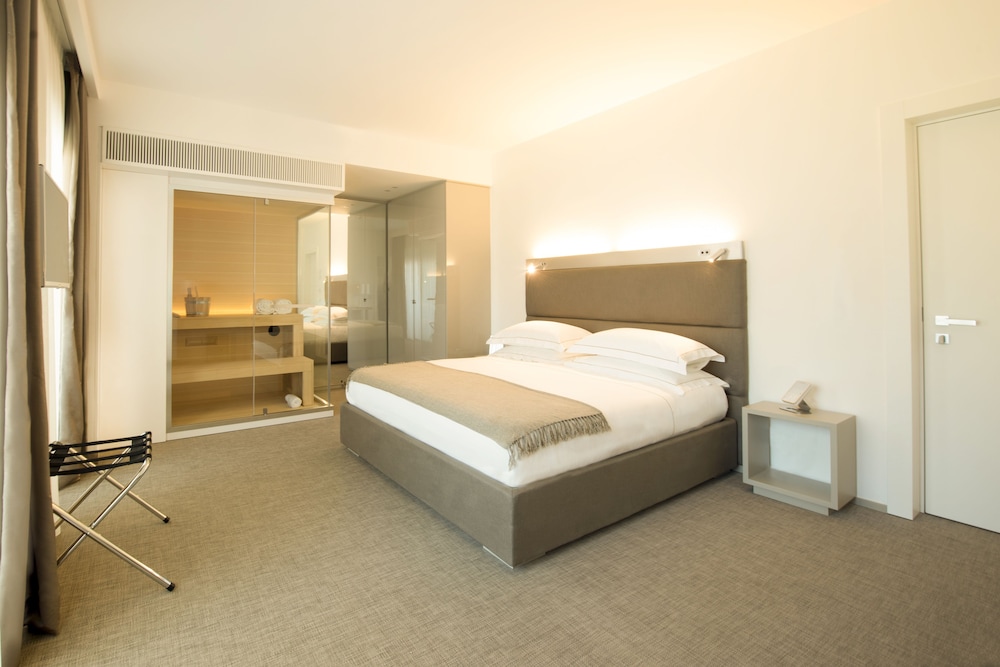 DELUXE, KING BED, SAUNA