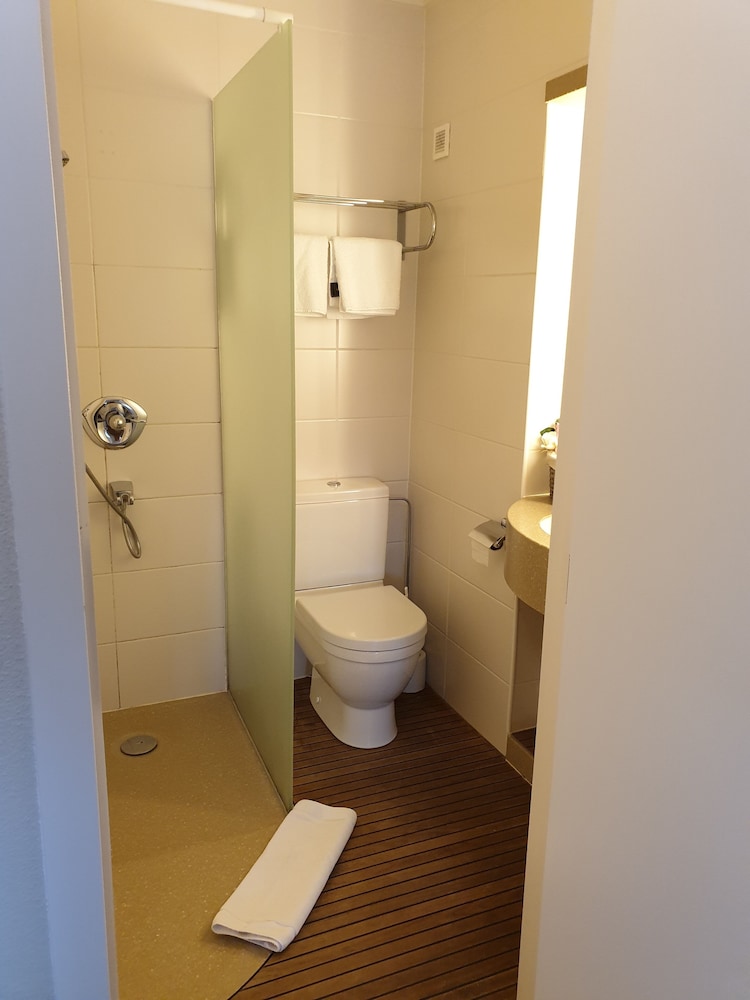 غرفة كلاسيكية رباعية بسرير كوين وسريرين منفصلين بغرفة نوم واحدة، Gulden Vlies Hotel 4/4