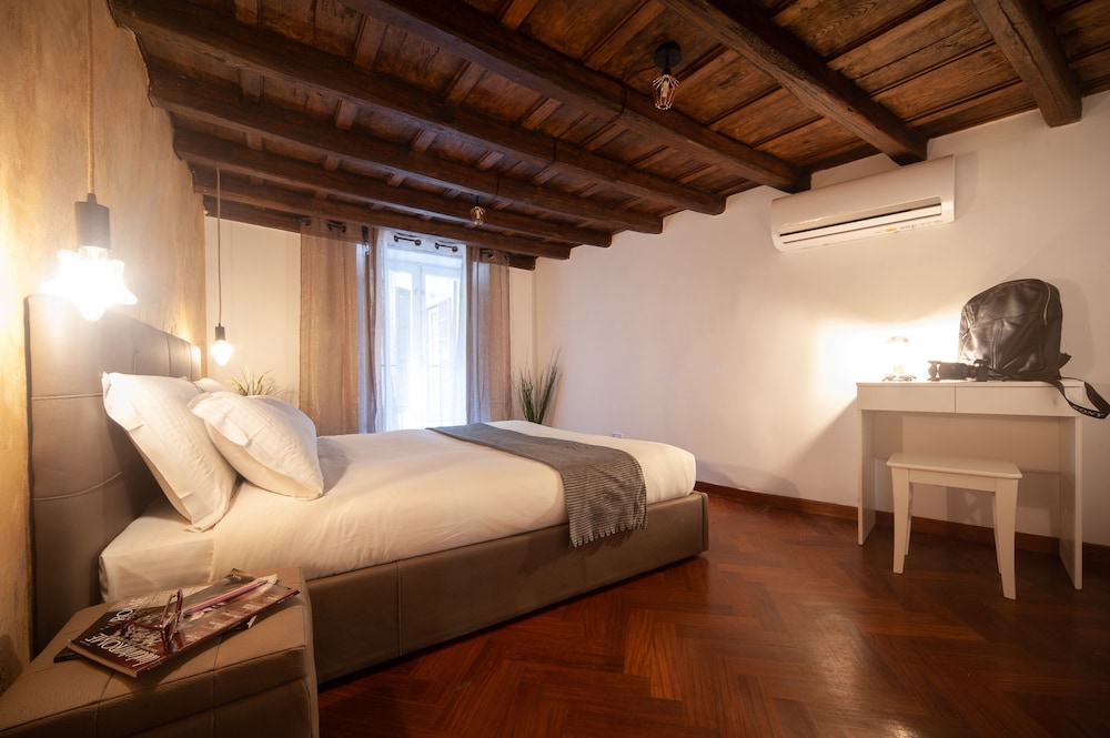 Navona Rooms with Jacuzzi 27/71