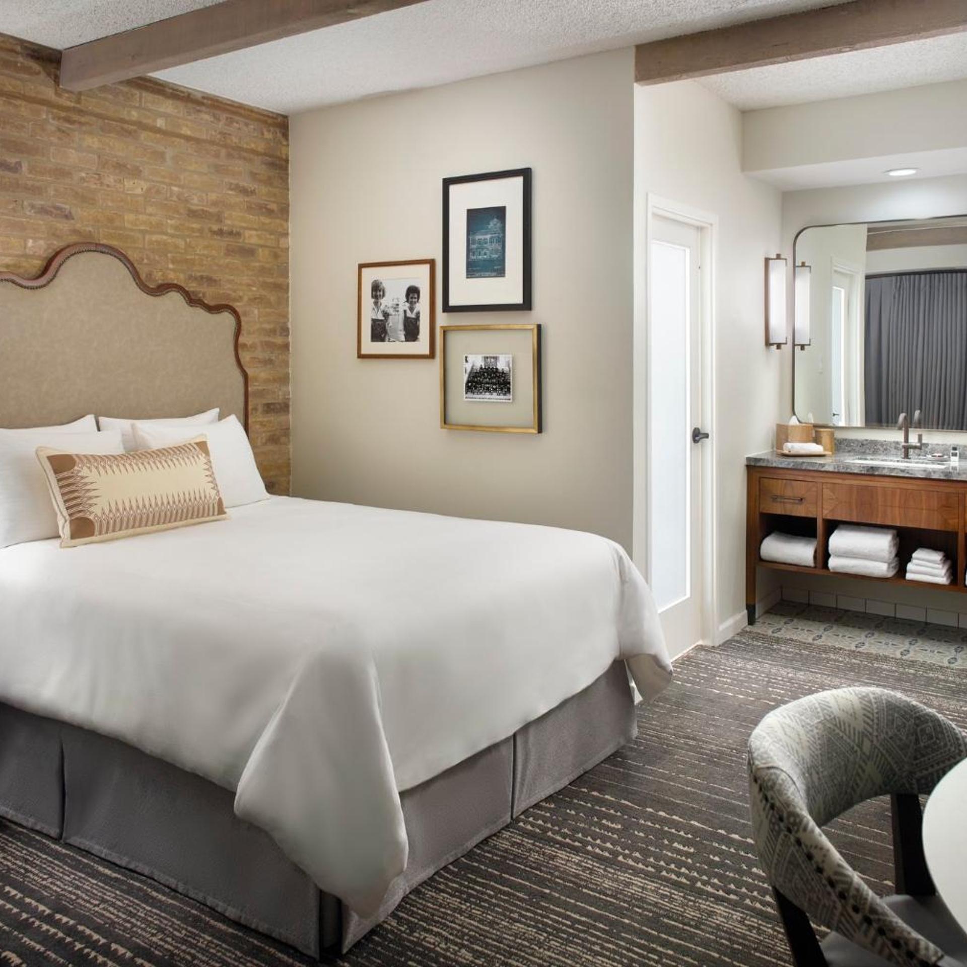 Petite, Queen Bed