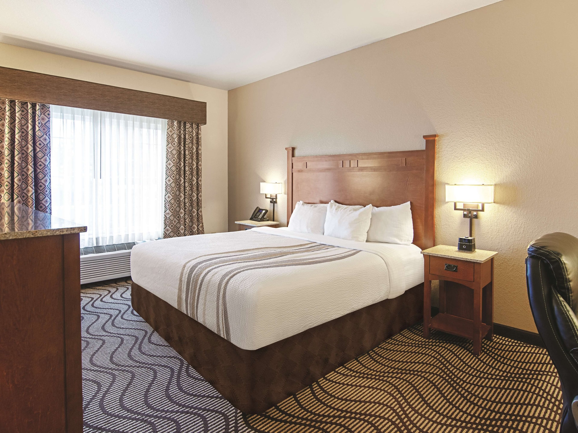 غرفة قياسية بسرير كينج بحوض جاكوزي، Best Western Plus Riverfront Hotel And Suites 8/10