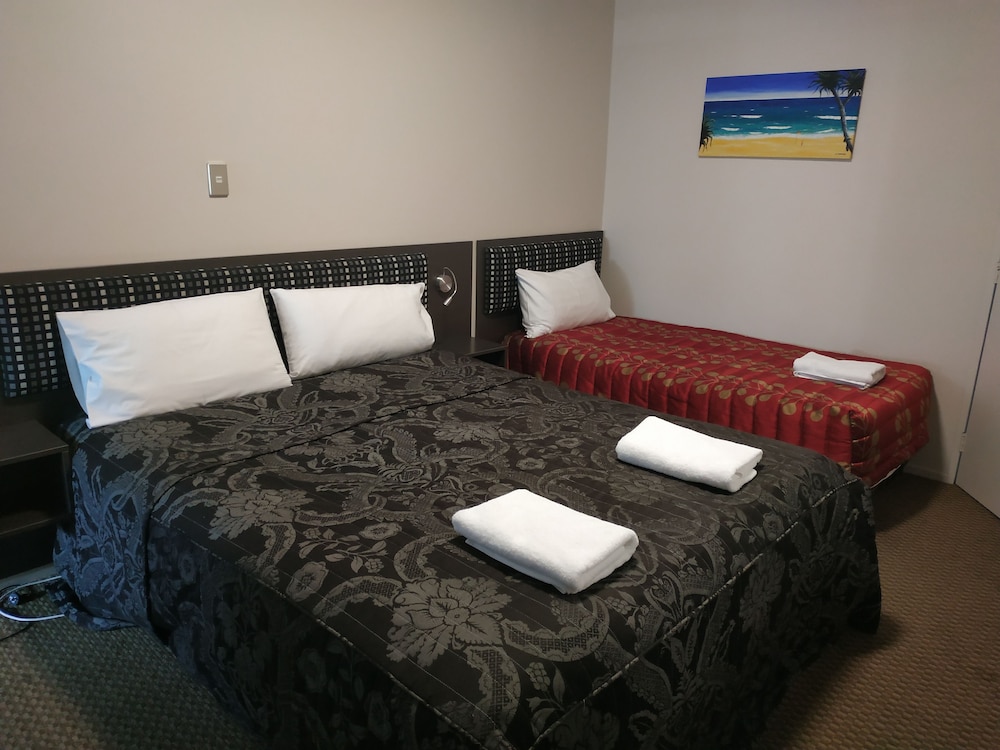 Motel On Carroll 28/73