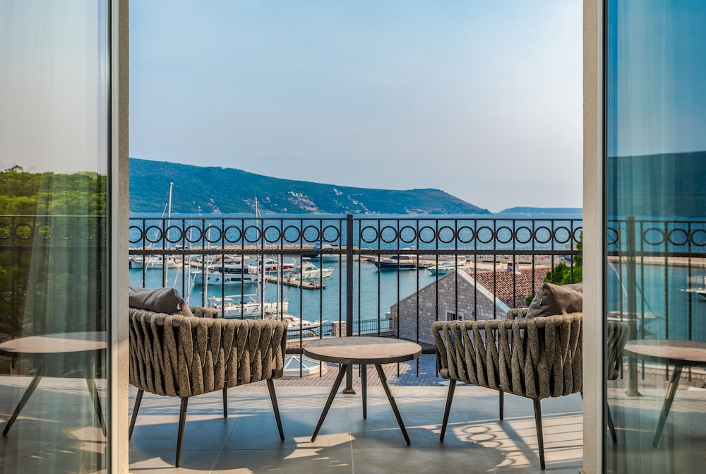Lazure Hotel and Marina 35/50