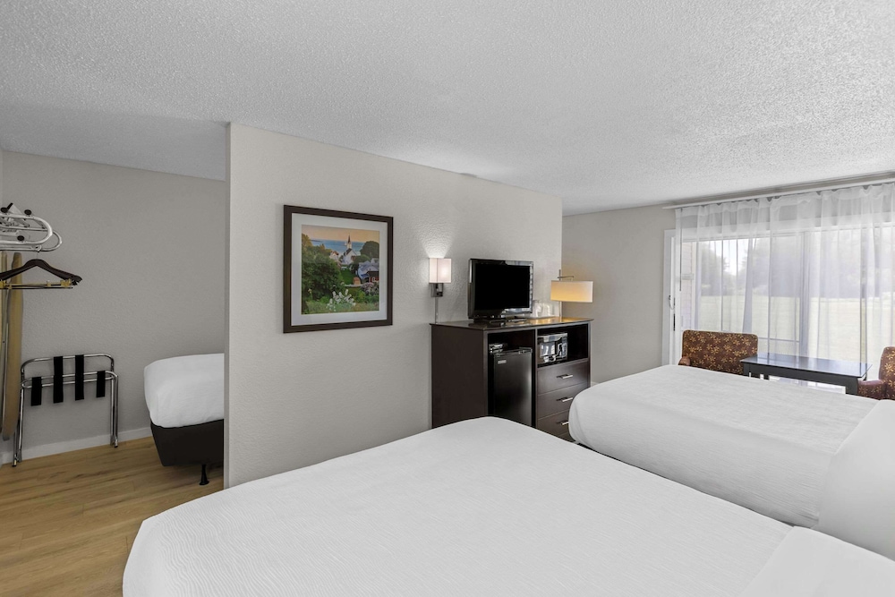 Room, 1 Single and 2 Queen Beds, Balcony
