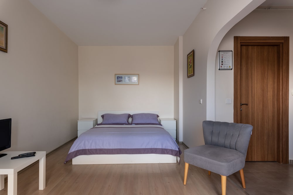 A Studio Apartment 20/62