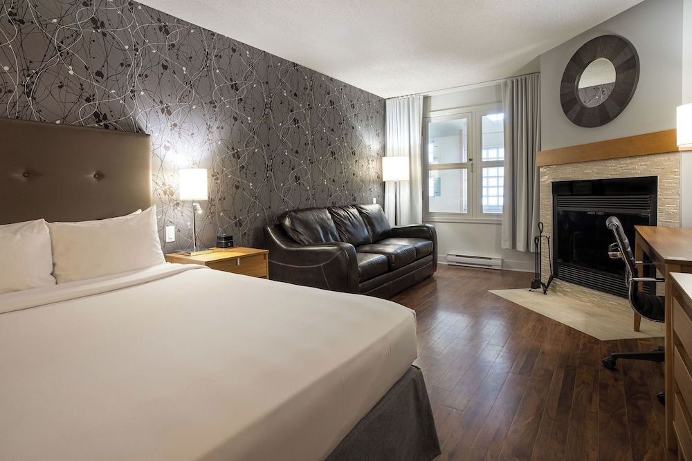 Standard, Queen Bed, Atrium View, Sofa