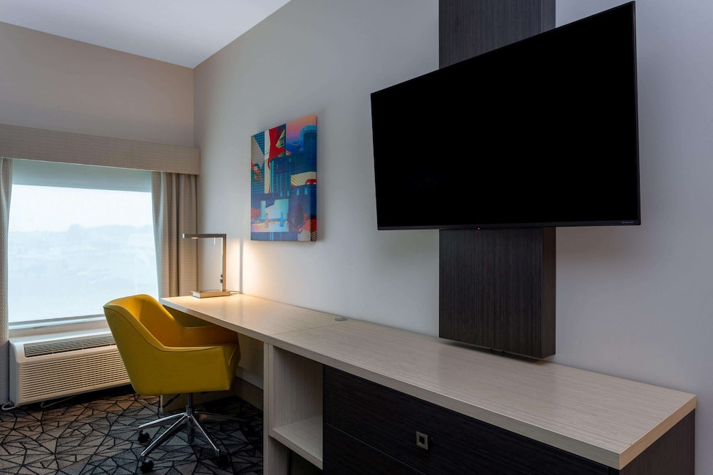 La Quinta Inn & Suites by Wyndham Shorewood 34/40