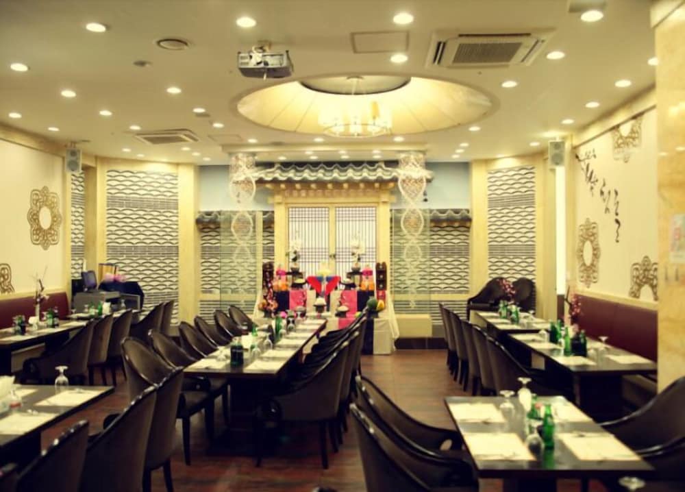 Noblesse Hotel 28/50