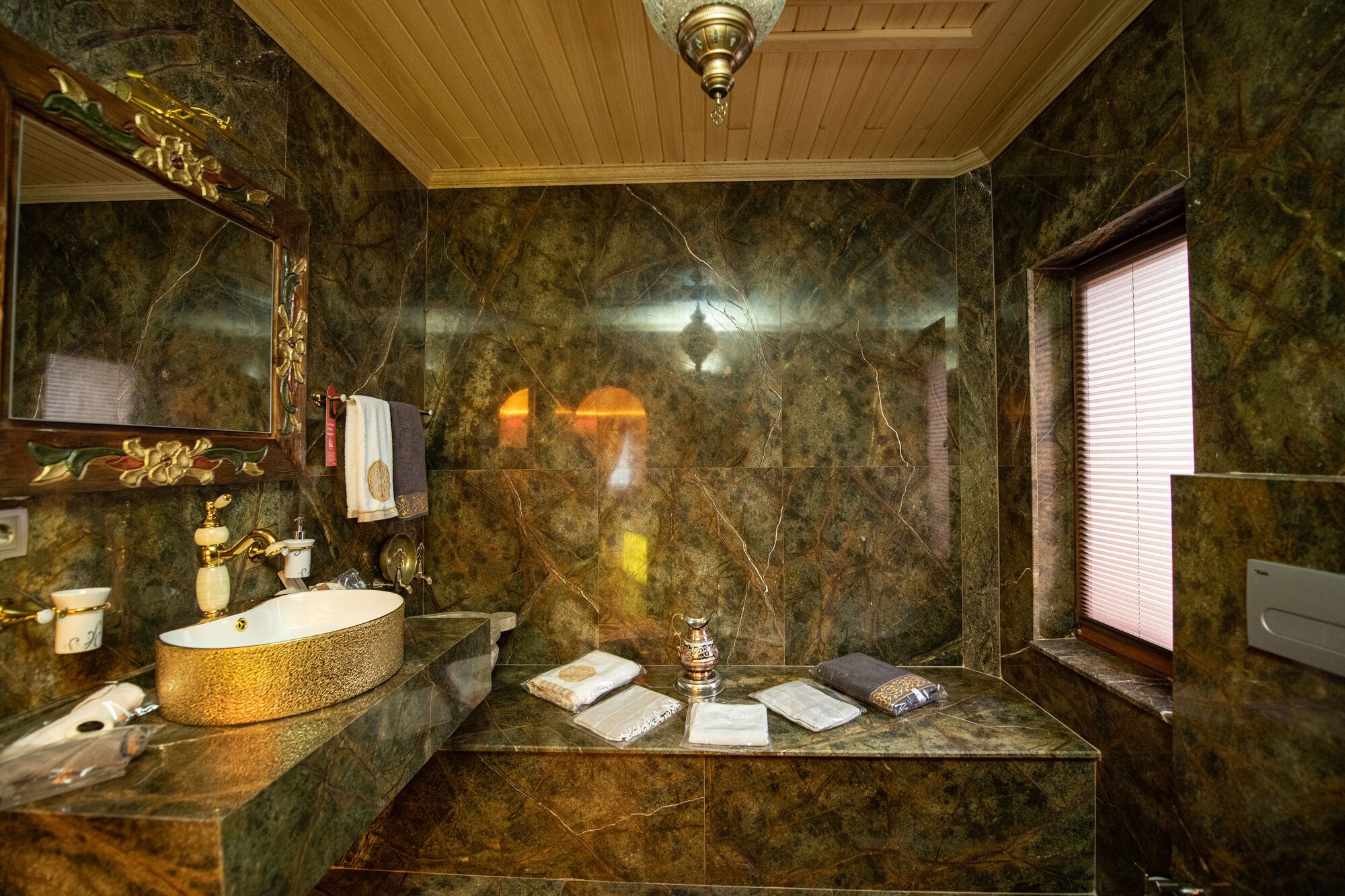 SUITE, QUEEN BED