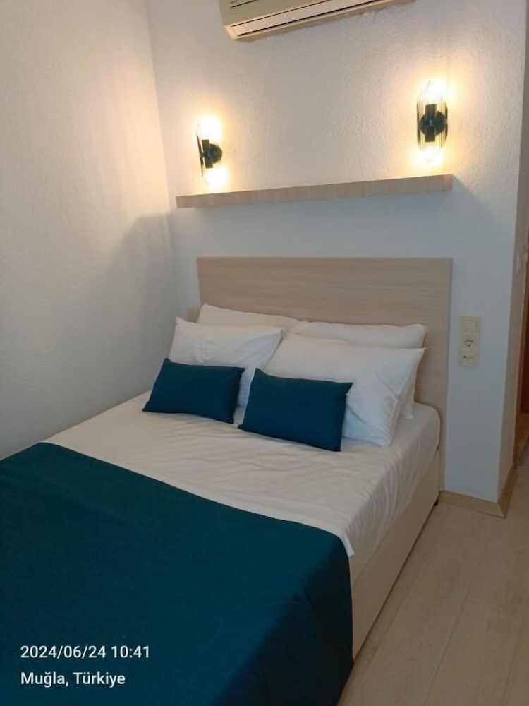 Mia Hill Suites 8/40
