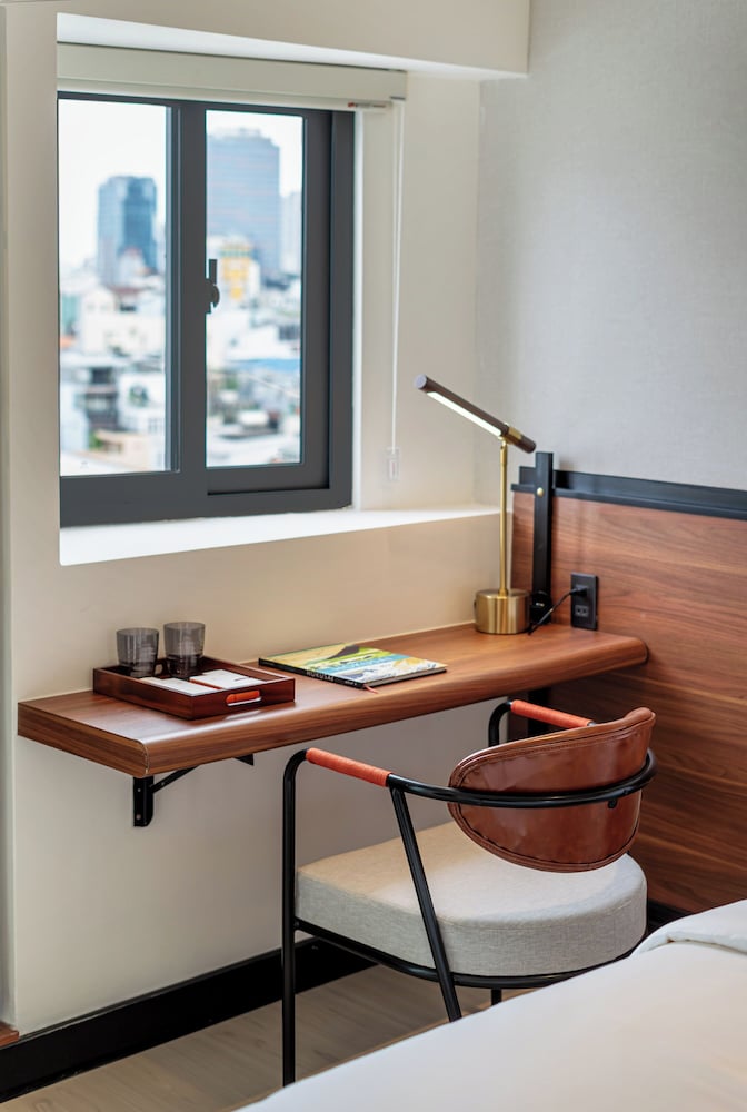 Metrolux City Contemporary Hotel 37/50
