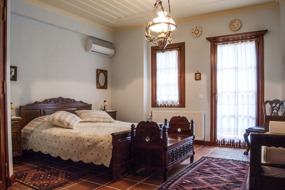 Viraggas Traditional Hotel 16/50