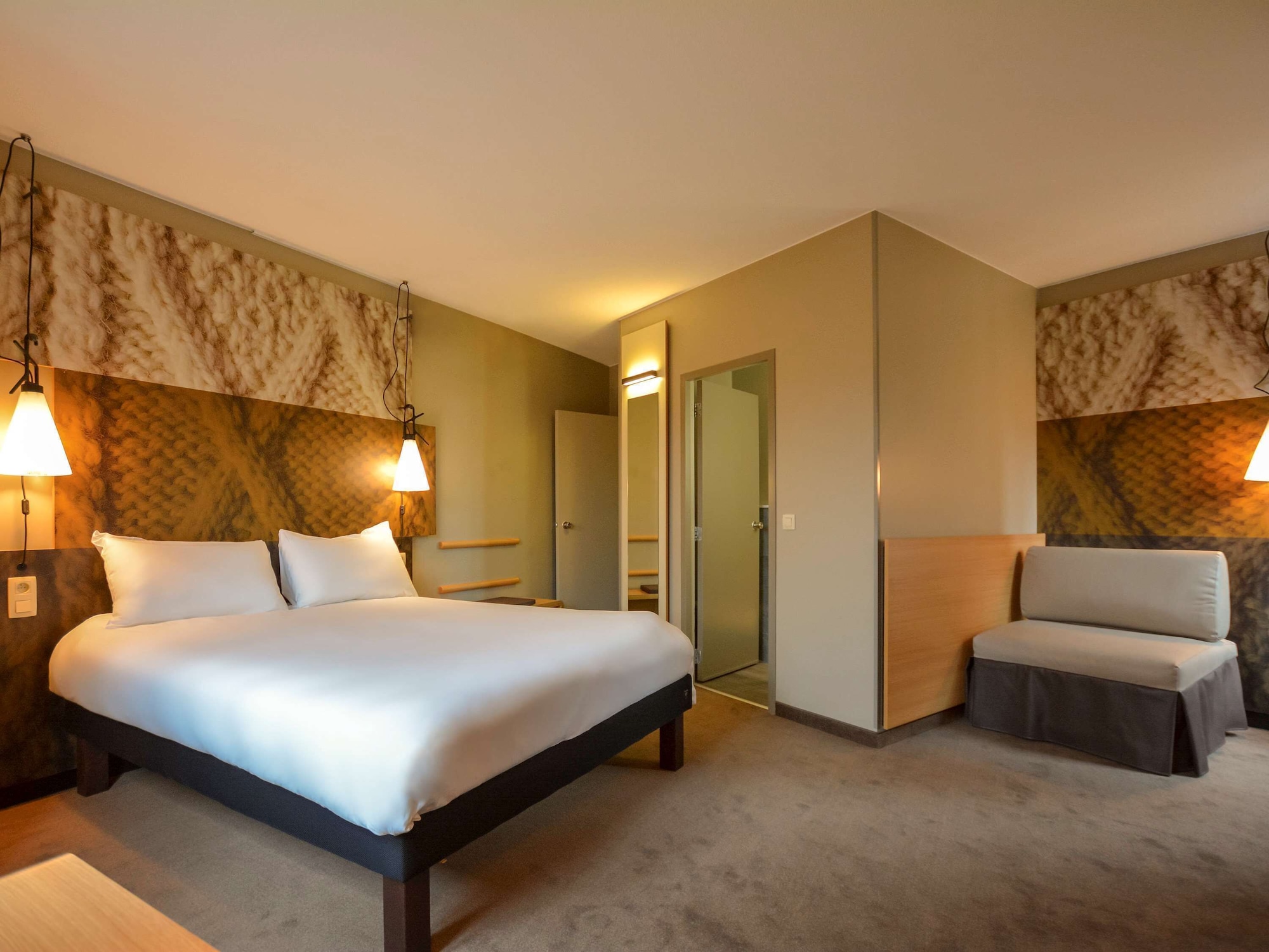 ROOM, TWIN BEDS