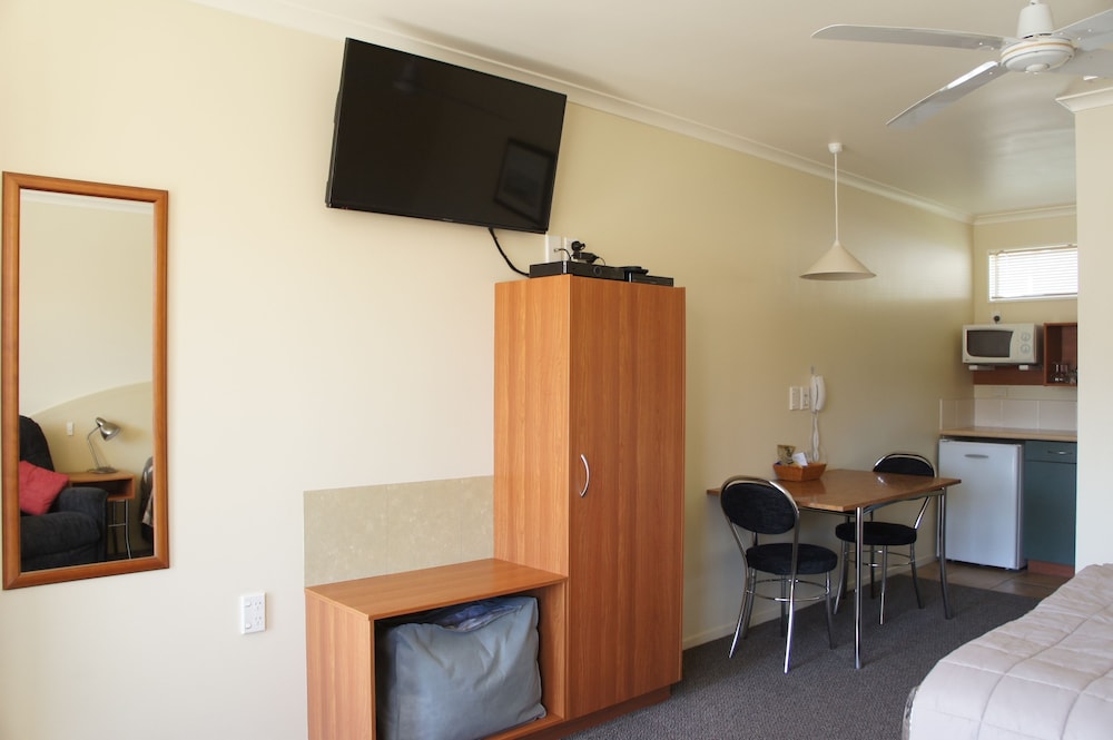 Bks Egmont Motor Lodge 20/30