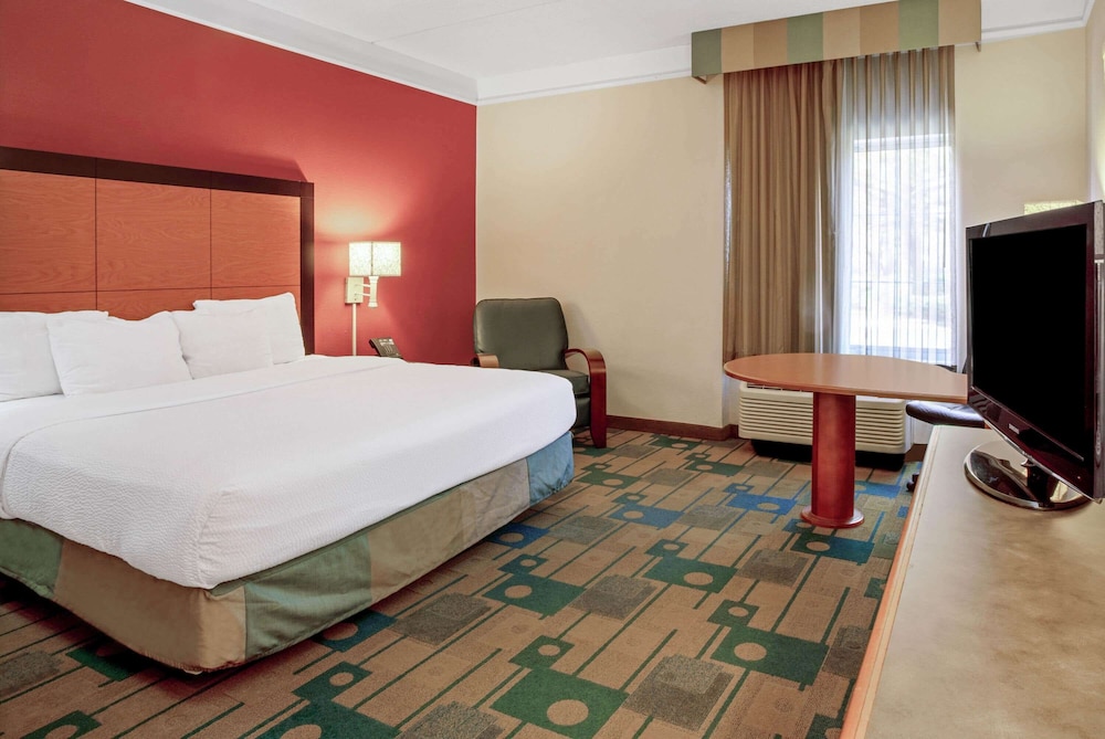 La Quinta Inn Suites Winston Salem 28/64