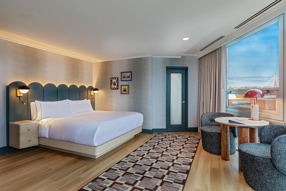 Deluxe, King Bed, River View, East Tower