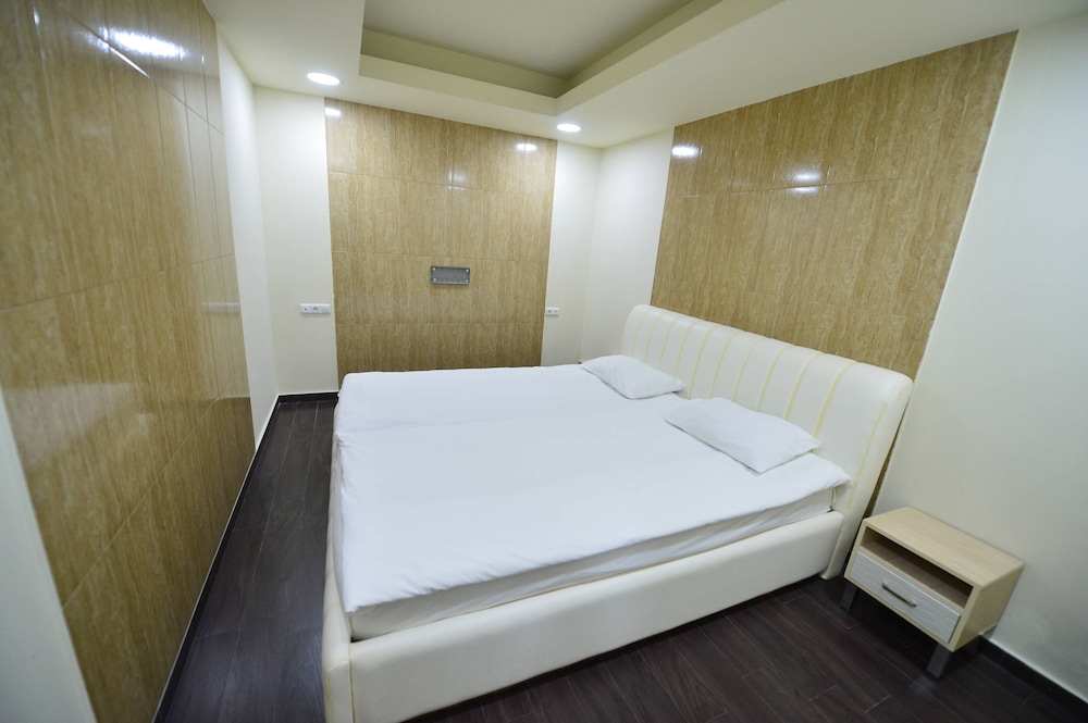 YEREVAN DELUXE HOTEL 30/61