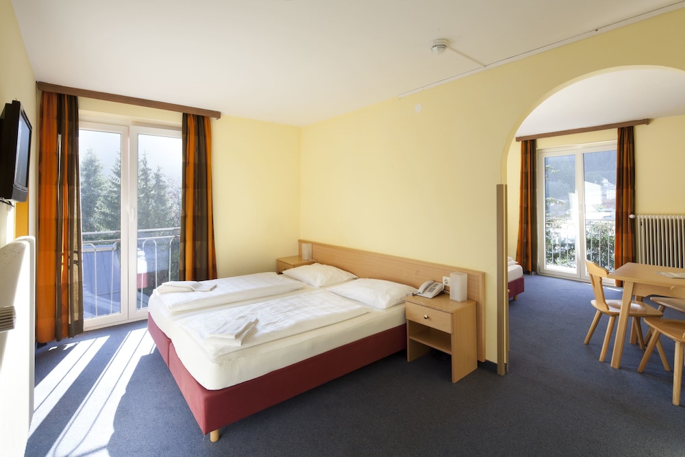 Euro Youth Hotel & Krone 23/66