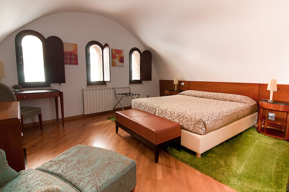 Saint Peter Six Rooms And Suites 42/67