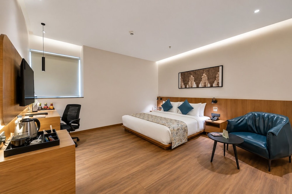 غرفة بريميوم بسرير كينج، The Fern Residency Jamnagar 2/4