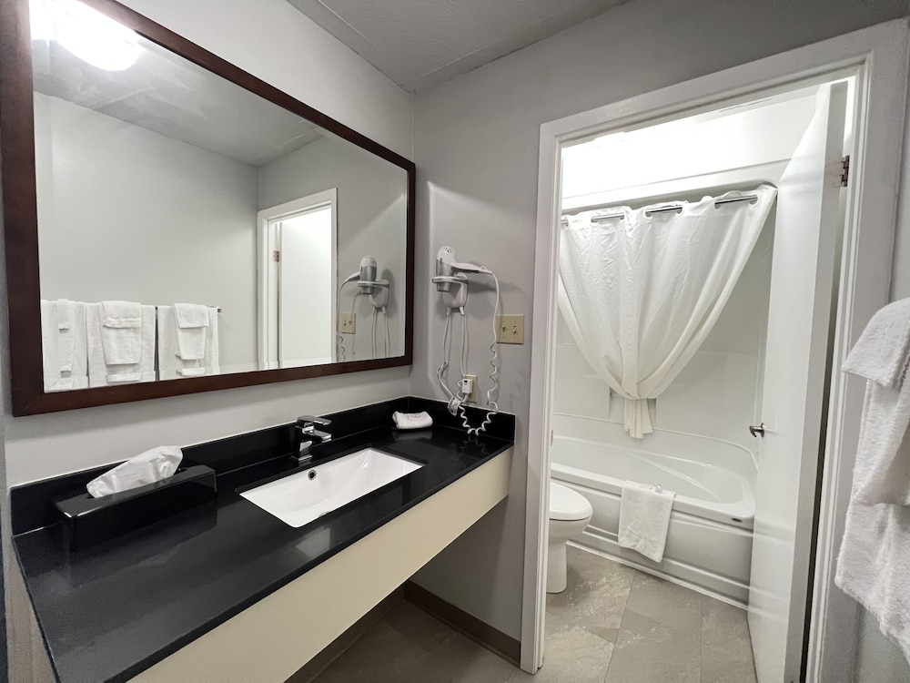 Travelodge By Wyndham Cochrane 14/32
