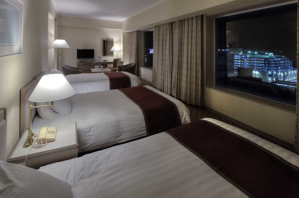 غرفة سوبيريور بسريرين منفصلين وسريرين مزدوجين مع سرير إضافي للمدخنين، Yokkaichi Miyako Hotel 2/3