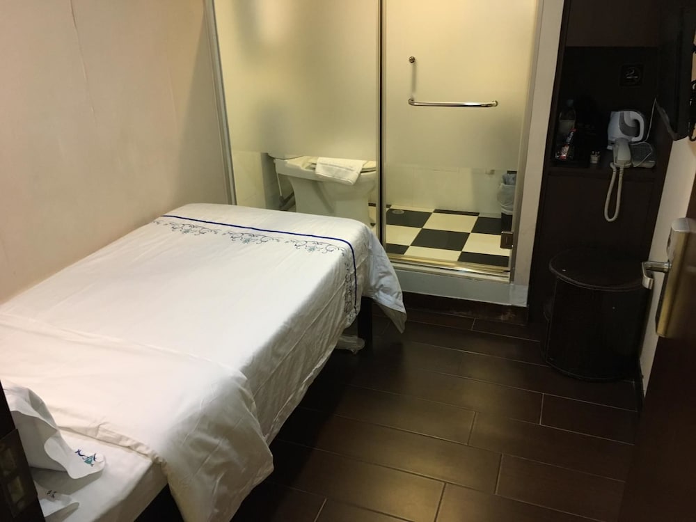 California Hotel 27/50