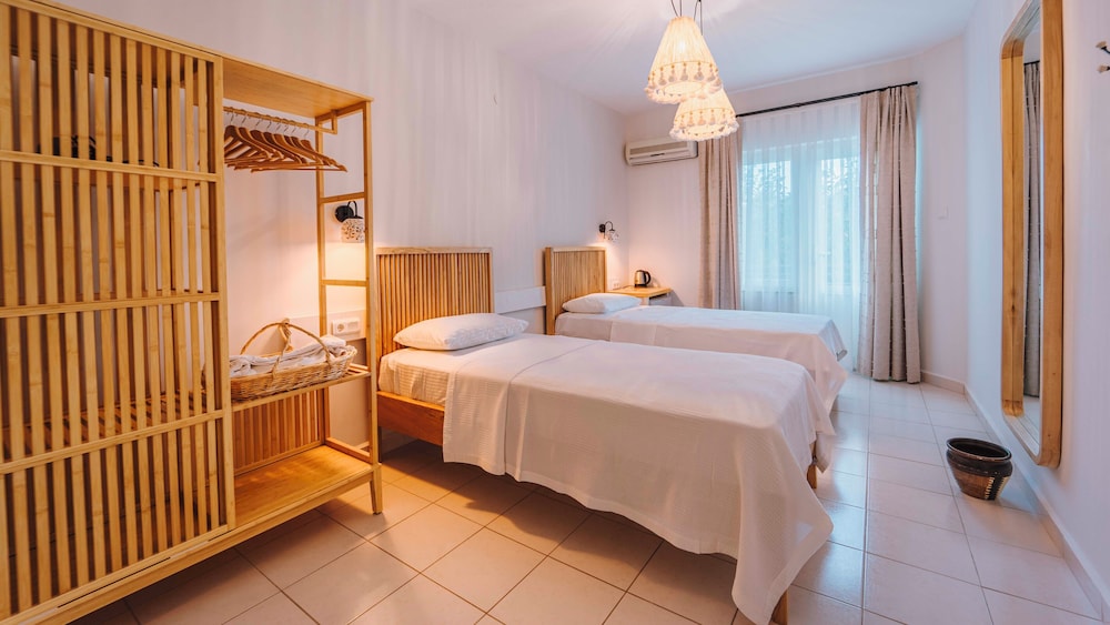 Golden Lighthouse Hotel 24/67