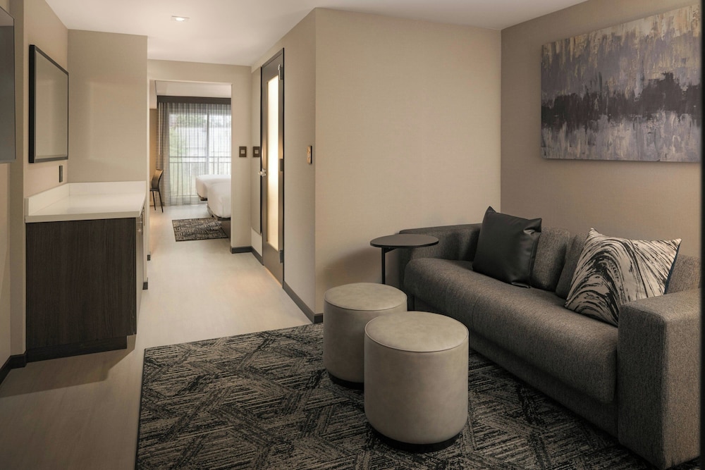 Holiday Inn & Suites Asheville-Biltmore Village Area 49/70