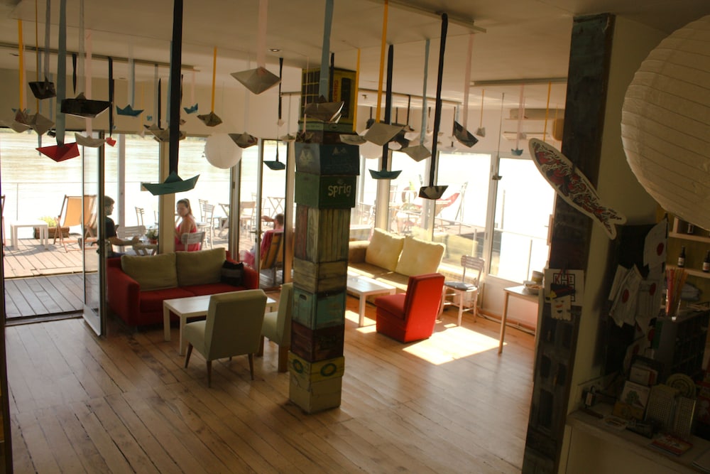 Arkabarka Floating Hostel And Apartments 70/83