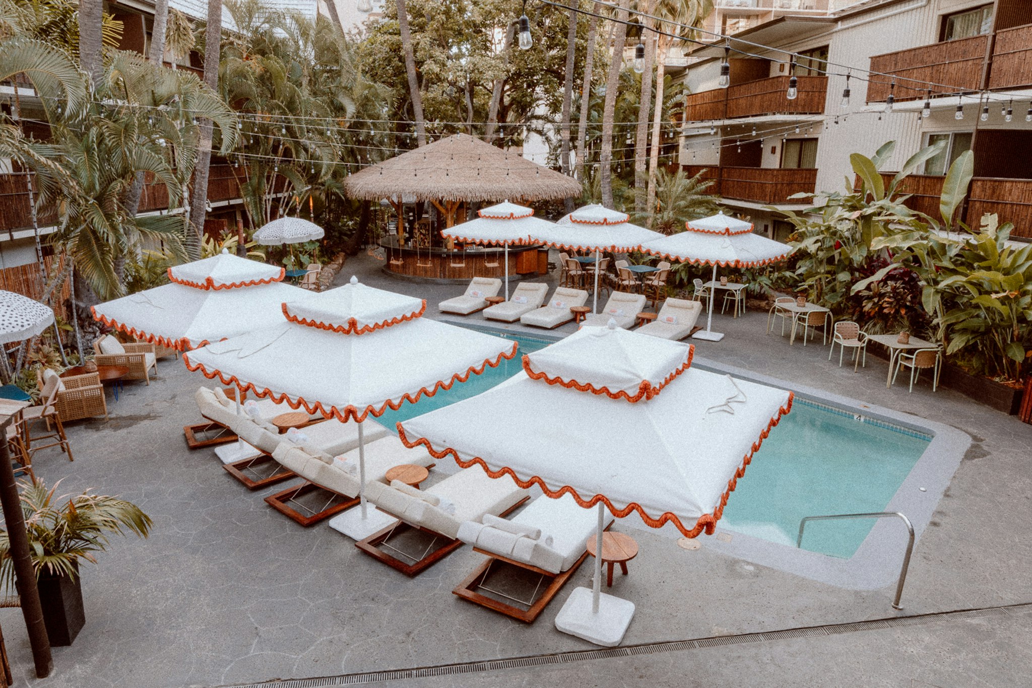 White Sands Hotel 75/81