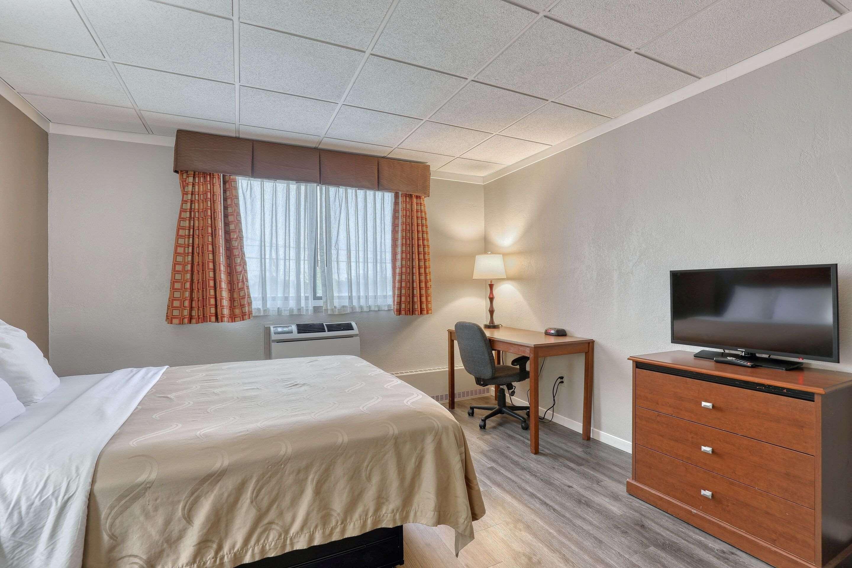 EFFICIENCY, SUITE, QUEEN BED