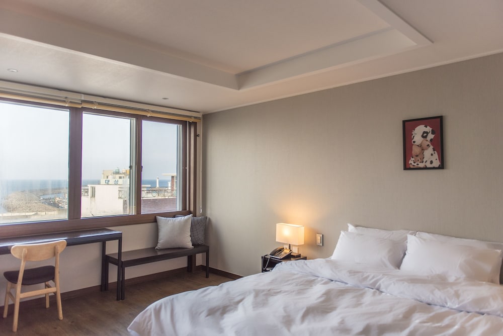 CHECK INN HOTEL JEJU 8/43
