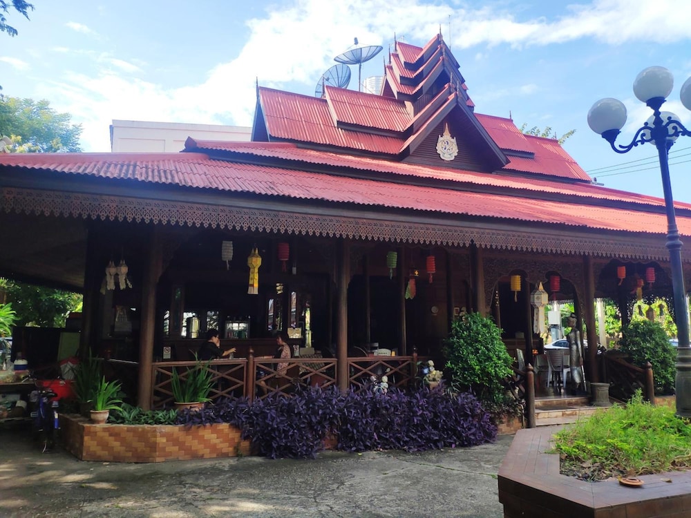 Changpuak Hotel 8/53