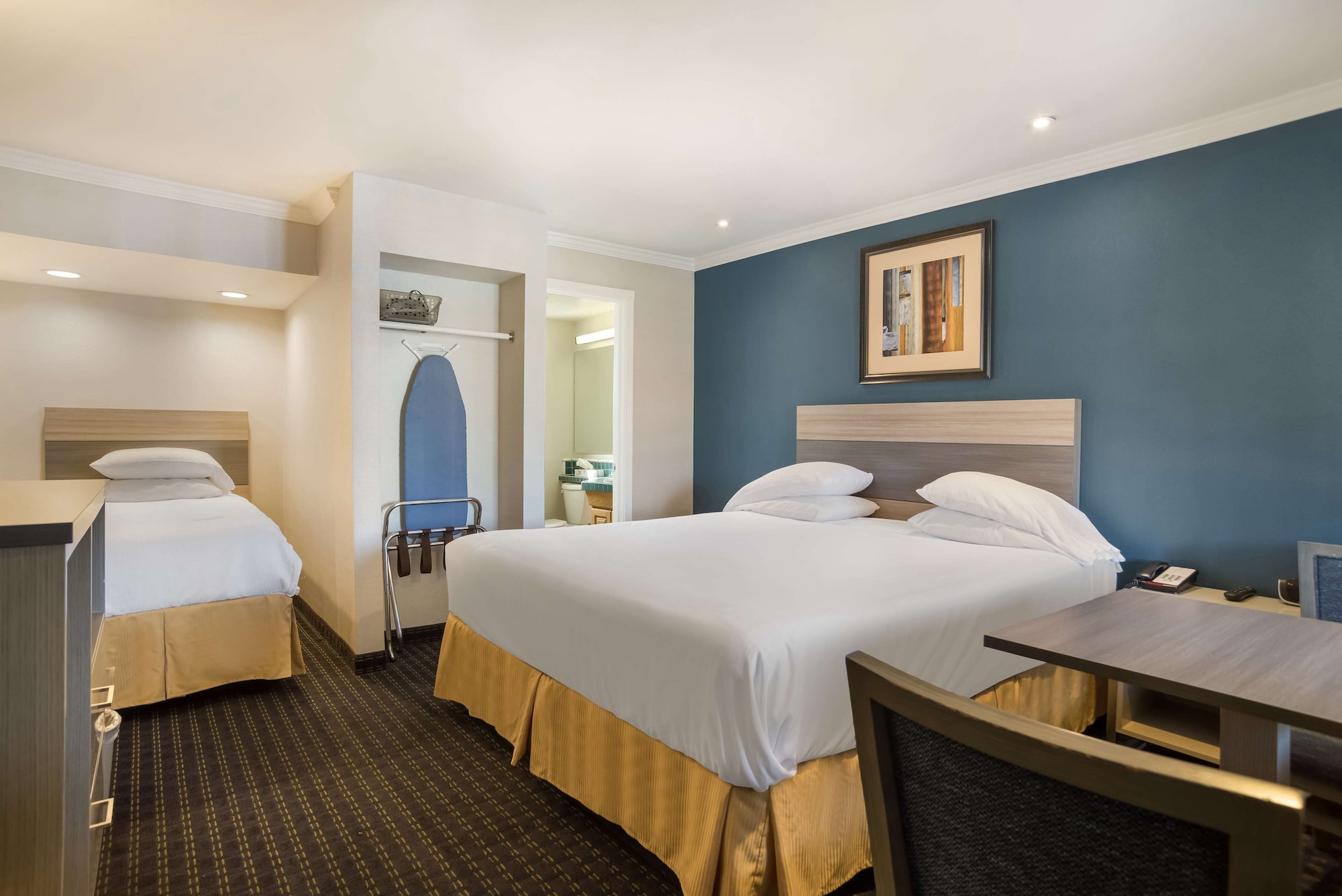 غرفة قياسية بسرير كوين وسرير فردي، SureStay Hotel by Best Western San Rafael 7/8
